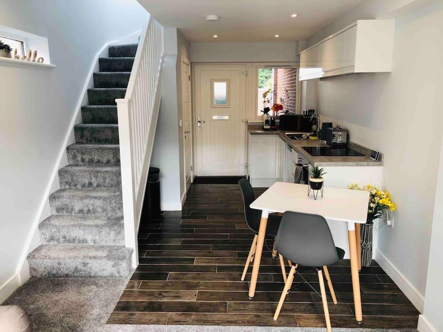 Centrally Situated House Plus Private Parking Cheltenham Buitenkant foto